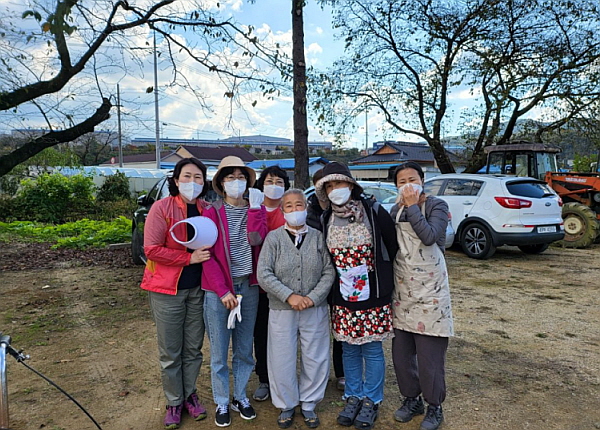 두북수련원 밭 비닐제거 작업 후 (왼쪽 첫 번째)