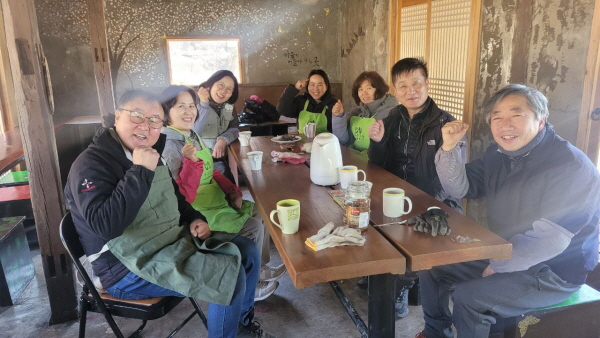 팀 회의 중에(맨 왼쪽이 박정배 님) 팀 회의 중에(맨 왼쪽이 박정배 님)