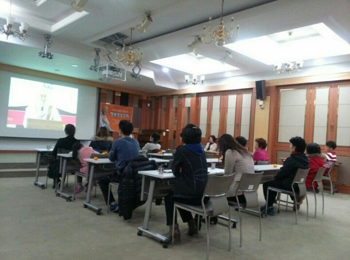 인드라 모둠이 진행한 법회에서 진지한 법문 듣기