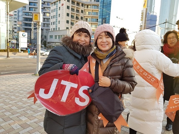 정토회로 인도한 도반과 함께(왼쪽이 윤수연 님)