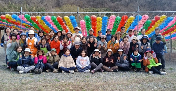2025. 3. 천룡사 연등달기 (둘째 줄 오른쪽 첫 번째 정종석 님) 2025. 3. 천룡사 연등달기 (둘째 줄 오른쪽 첫 번째 정종석 님)