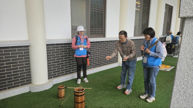 내가 들어가나, 네가 들어가나, 던져 봅니다. 내가 들어가나, 네가 들어가나, 던져 봅니다.
