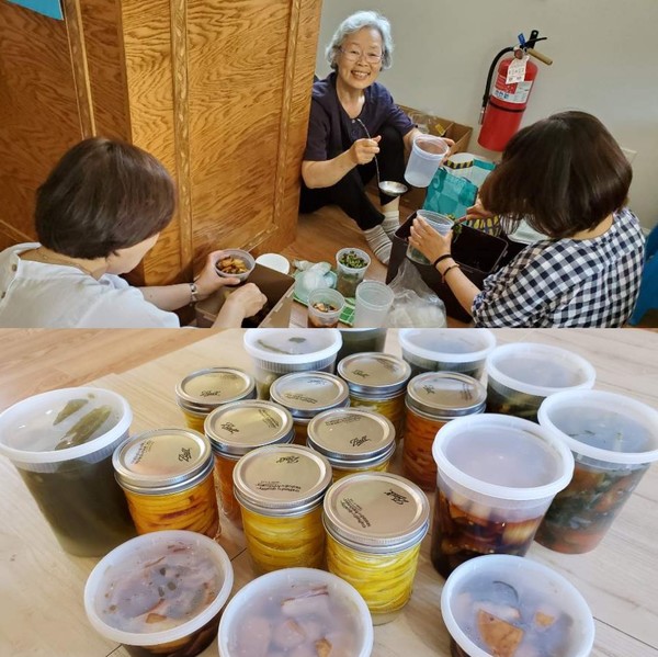 위 가운데 최용 님, 김치, 장아찌 병들 (김윤진 님 만든 레몬청과 함께)