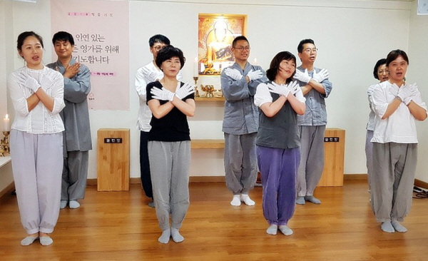 9-9차 예비 입재자 환영회에서 신규 입재자를 위한 공연 중인 박영숙 님(앞줄 오른쪽에서 두 번째)