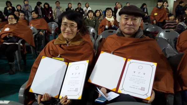 개근상을 받은 안말희 보살님, 정근상을 받은 유병귀 거사님