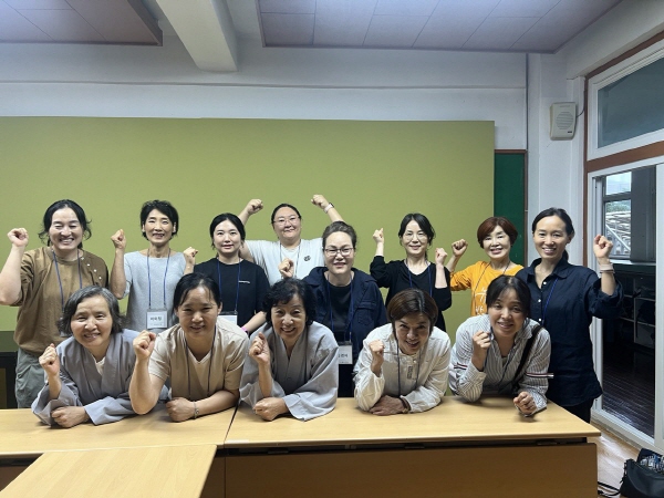 보리수 9기 중간 수련 중(윗줄 오른쪽에서 네 번째가 김경자 님) 보리수 9기 중간 수련 중(윗줄 오른쪽에서 네 번째가 김경자 님)
