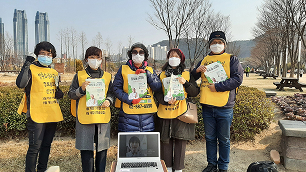 모둠원들과 함께 불교대학 홍보 중(오른쪽 끝)