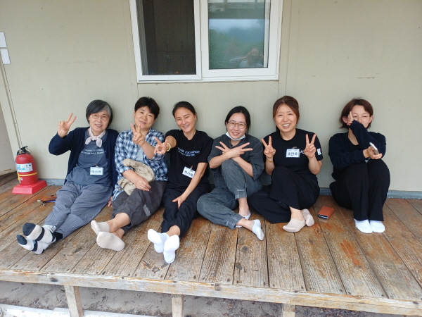 휴식 중에(오른쪽에서 두 번째가 조연옥 님) 휴식 중에(오른쪽에서 두 번째가 조연옥 님)