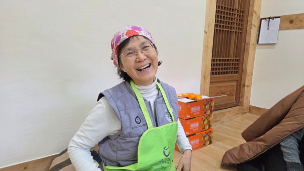 활짝 웃는 공양간 봉사자