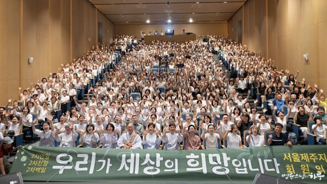 “어두운 시대일수록 누군가는 촛불이 되어야 합니다.”