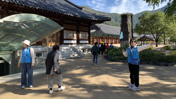 운문사에서 이동하기 위해 안내하는 봉사자