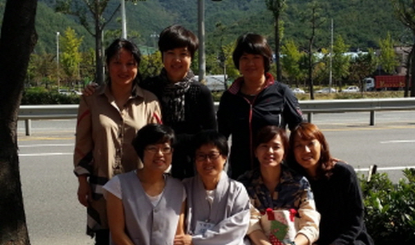 불교대학 수업 후 법당 앞에서 찰칵! (뒷줄 가운데가 김동자 보살님)