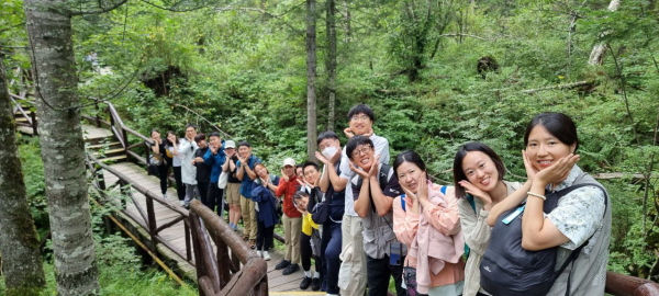 청년지부 동북아역사대장정 중에(오른쪽에서 네 번째가 이상원 님) 청년지부 동북아역사대장정 중에(오른쪽에서 네 번째가 이상원 님)