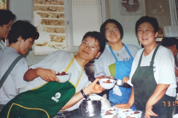 문경수련원에서 명상수련 공양바라지들과(맨오른쪽)