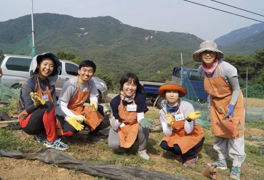 문경수련원 고라니 밭에서(왼쪽에서 두번째)