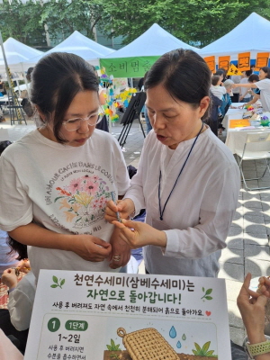 초파일 행사 때 친환경 삼베 수세미 손뜨기 체험부스에서 (오른쪽 이현미 님)