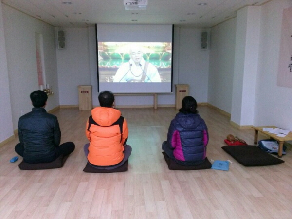 법문을 듣는 저녁 법회 참석 도반들
