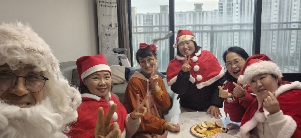 2025년 12월, 좋은이웃되기 일상 방문(왼쪽에서 세 번째 문유미 님)