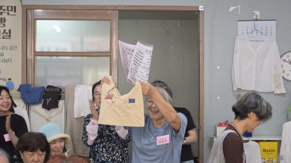두근두근! 오늘의 금손이 선정되는 순간 (천을 들고 발표하는 강순자 님) 두근두근! 오늘의 금손이 선정되는 순간 (천을 들고 발표하는 강순자 님)