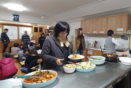 점심 공양 시작, 대중이 음식을 담고 있다. 