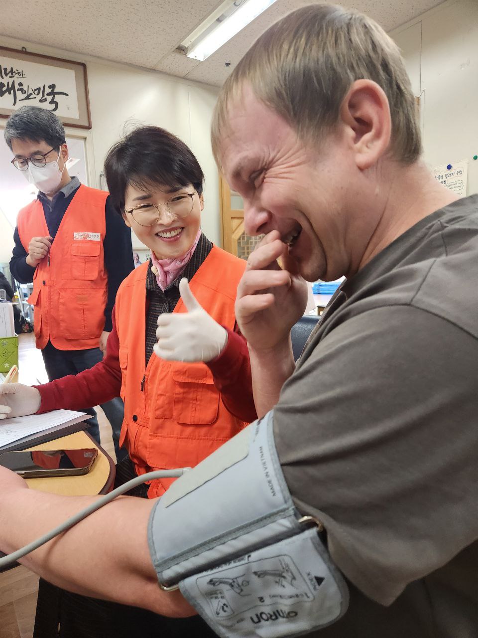 <구안와사 치료 전 혈압 재는 파벨 님(오른쪽) 과 간호사 서성옥 님(가운데)>