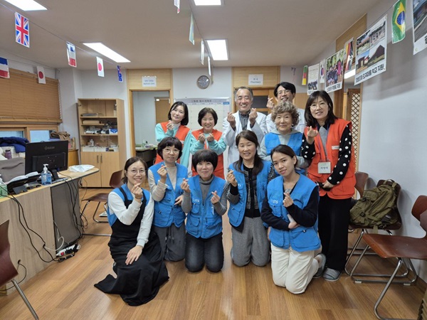 부산 JTS 다문화센터 진료 봉사(맨 뒷줄 왼쪽에서 세 번째가 김진석 님)