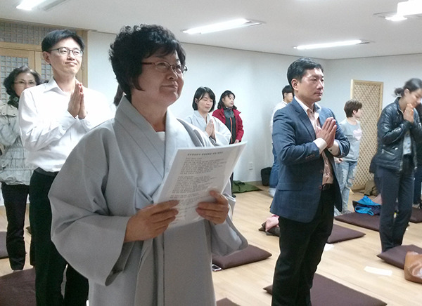 봄불대 저녁반 집전 중인 권상민 보살님