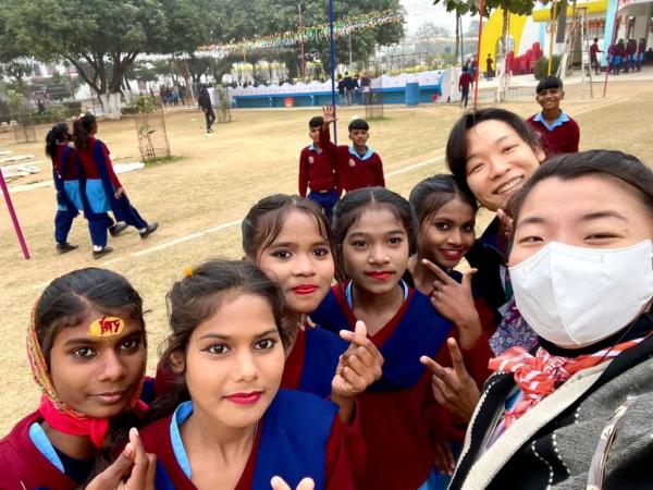 수자타 아카데미 학생들과(맨 뒤 오른쪽이 김경주 님)