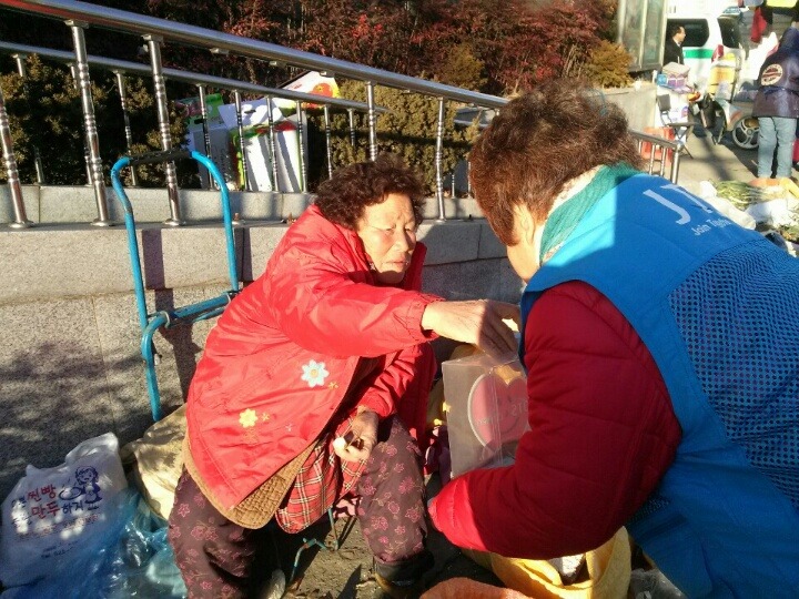 노점상 할머니의 동참