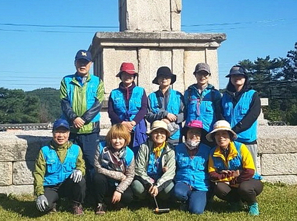 남산순례 봉사 중 도반들과 함께(뒷줄 빨간 모자를 쓴 성영숙 님)