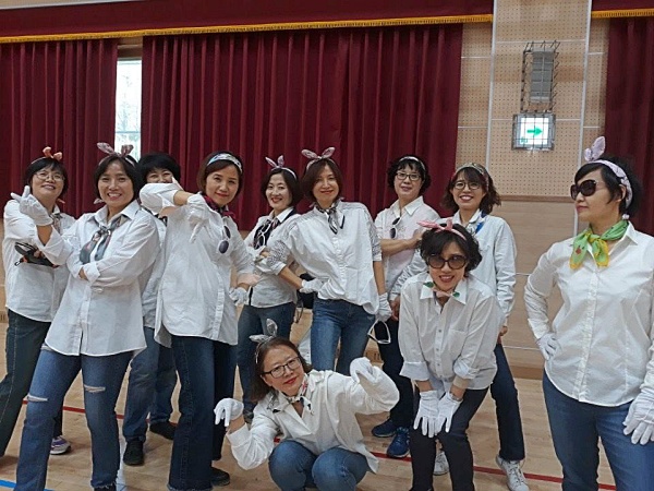 2018년 행복학교 참가자 대상 즉문즉설 강연에 여는 공연을 준비하며(뒷줄 왼쪽에서 두 번째 김경희 님)