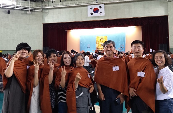 가을불교대학 졸업식(왼쪽부터 신인영, 김지은, 최순옥, 정유진, 윤갑선, 정대규, 신동수, 담당 김미경 님)