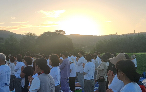 해 떠오르기 전, 몸과 마음을 가지런하고 차분하게