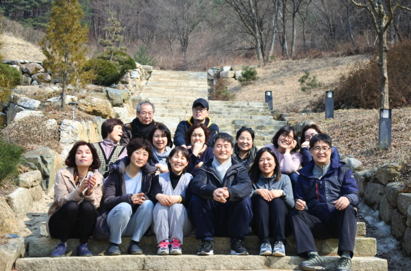 보수법사님과 함께 한 <일상에서 깨어있기> 단체사진 (앞줄 맨 왼쪽이 조인숙 님, 맨 오른쪽이 남편 정병태 님)