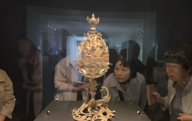 금동대향로의 아름다움에 심취했네요.