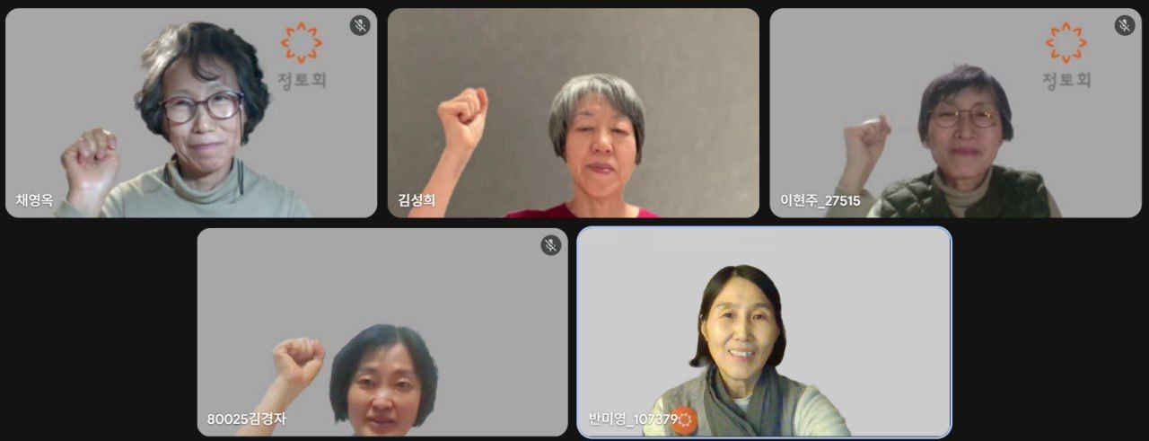 2025년 수요법회(뒷줄 가운데 김성희 님) 2025년 수요법회(뒷줄 가운데 김성희 님)