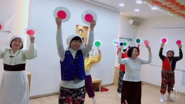 2019년 광명법당. 입재식 축하 공연(왼쪽에서 두 번째가 김인화 님)