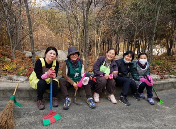 선유동 봉사 중 찰칵~(오른쪽에서 두 번째가 양미순 님)