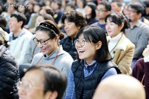 스님의 유쾌한 법문을 들으며 활짝웃고 있는 김보희 님