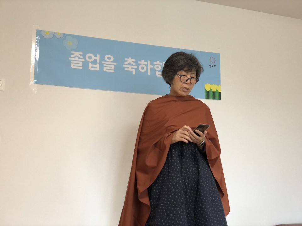 소감문을 발표하고 있는 김말순 님