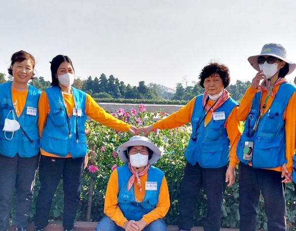 2023 인도성지순례(오른쪽 두 번째 류연순 님)