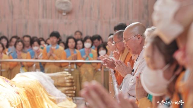 “부처님이 떠난 뒤, 우리는 무엇을 의지하며 살아야 할까요?”