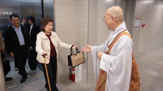 “어떻게 하면 모든 괴로움에서 벗어날 수 있을까요?”