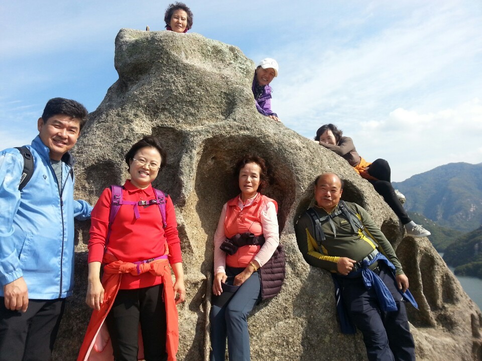 봄불교대학생들과 산행중 새바위에서(앞줄 왼쪽 두번째 채명희 님)