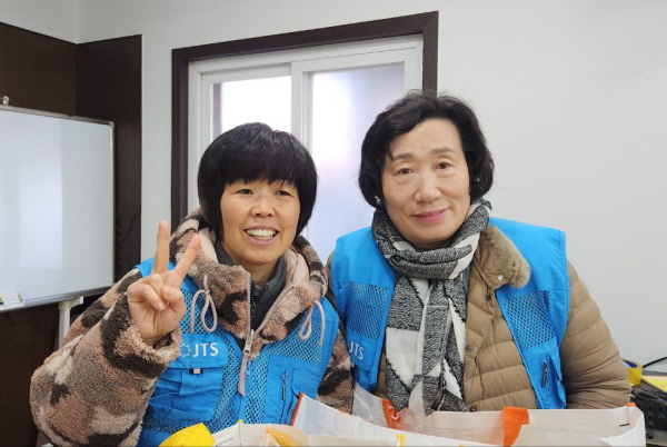 2025년 겨울방학 영양꾸러미 봉사 중에 (왼쪽 양정숙 님) 2025년 겨울방학 영양꾸러미 봉사 중에 (왼쪽 양정숙 님)