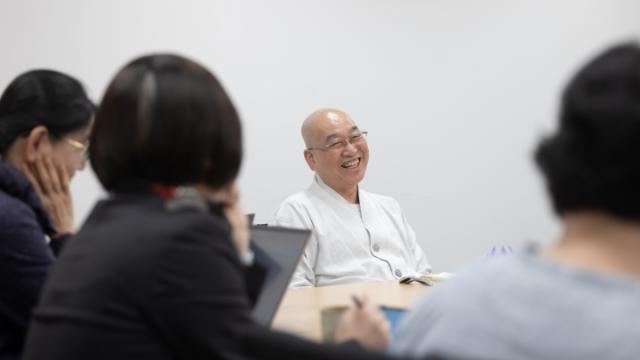 “행복은 먼 길 끝에 있을까요, 아니면 지금 돌아서면 될까요?”