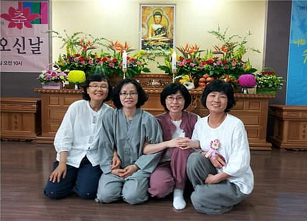 부처님 오신 날 (오른쪽에서 두 번째)