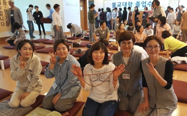 불교대학 졸업수련(해운대 법당)에서 박영숙 님(가운데)