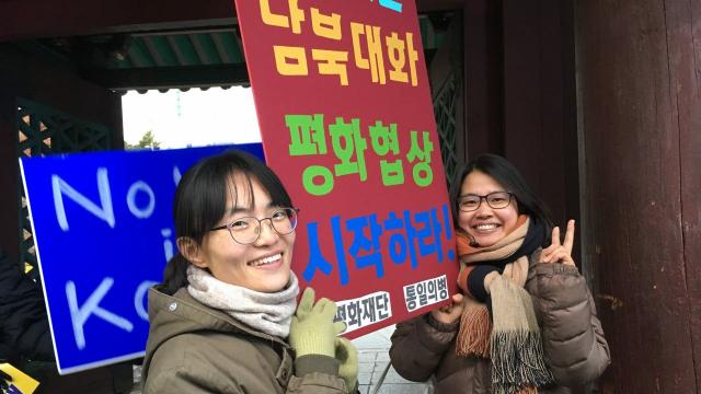 2017년 전쟁반대 평화집회 때 전은정 님(왼쪽), 박성희 님(오른쪽)
