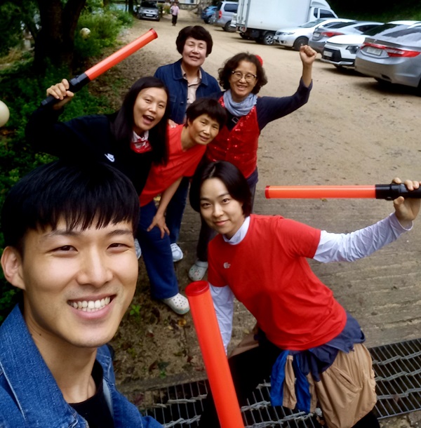 수련원에서 주차 봉사 중에(오른쪽 맨 앞이 김차미 님)